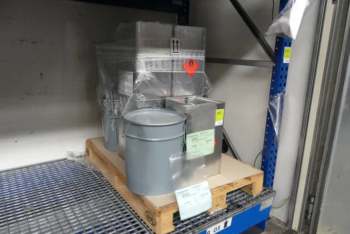 Konvolut DELTA-SEAL 2700 Verdünnung / DELTA-PROTEKT ML500 Pulverlack Umfang: Palette mit Inhalt